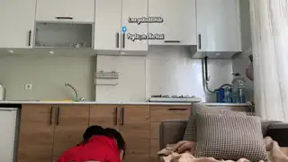 Onlyfansin Balinası zeynep nur maviş ifşa kırmızı kostumüyle mutfakta show yapıyor.